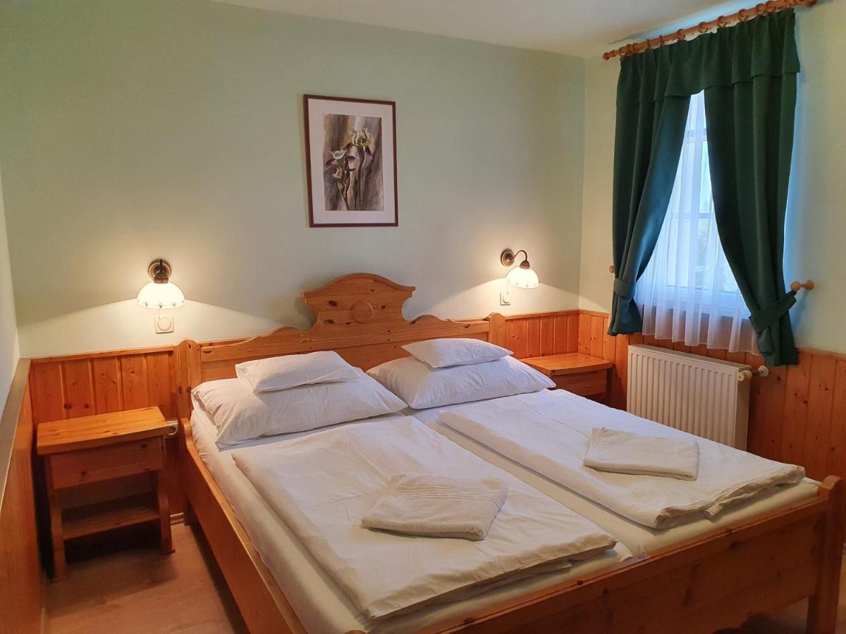 Bozi Rozi Panzio Hotell Fertőboz Eksteriør bilde